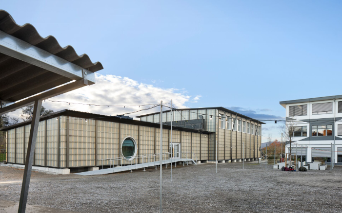 Gesamtansicht der provisorischen Sporthalle der Kantonsschule Uetikon am See.