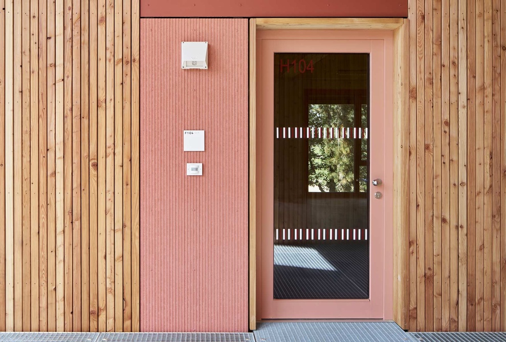 Entrance with facade and colour-accent doors.