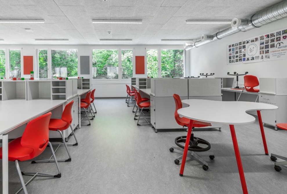 Insight into a classroom of the school extension in Mondorf