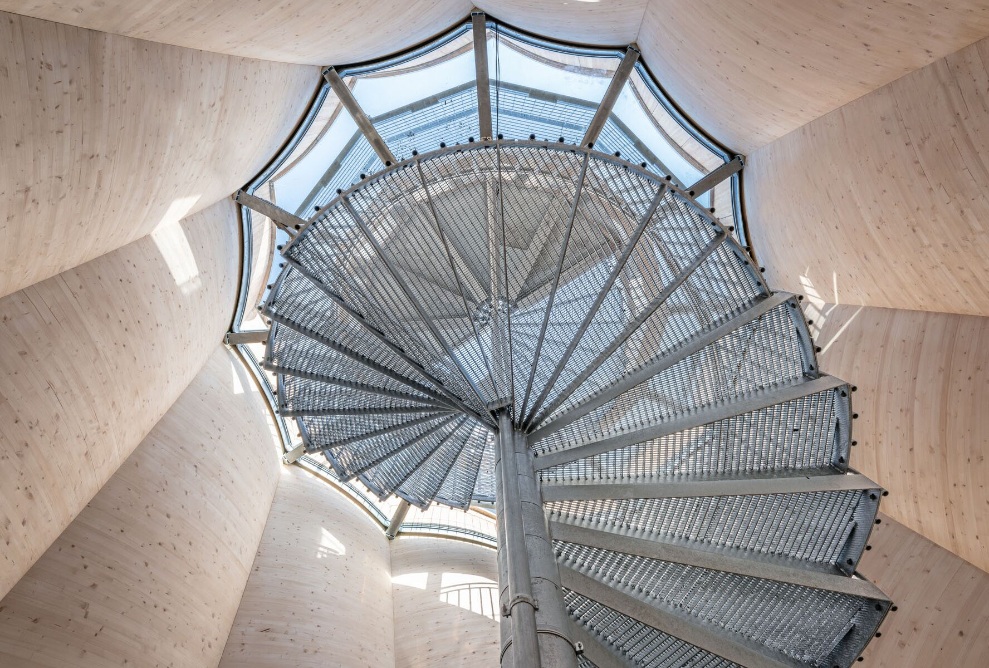 Escalier en acier de la nouvelle tour de Wangen dans l'Allgäu